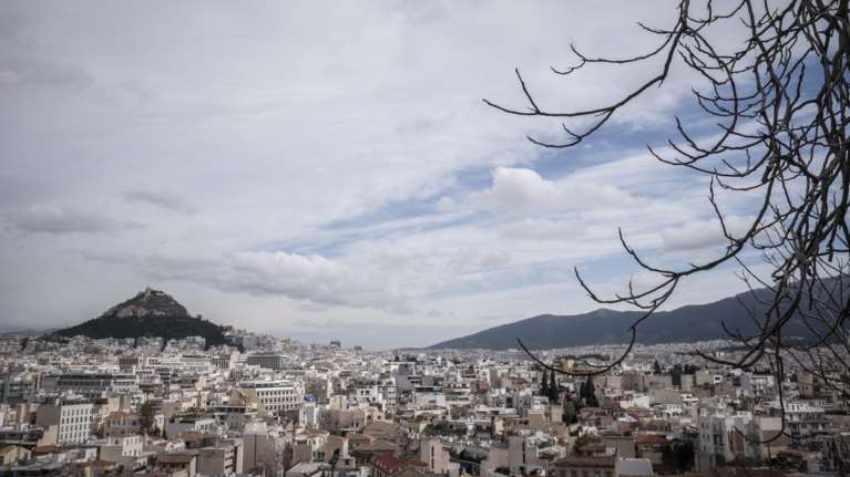 Καιρός: Συννεφιασμένη  Κυριακή  στην Αττική, βροχές στη Θεσσαλονίκη – Πτώση της θερμοκρασίας