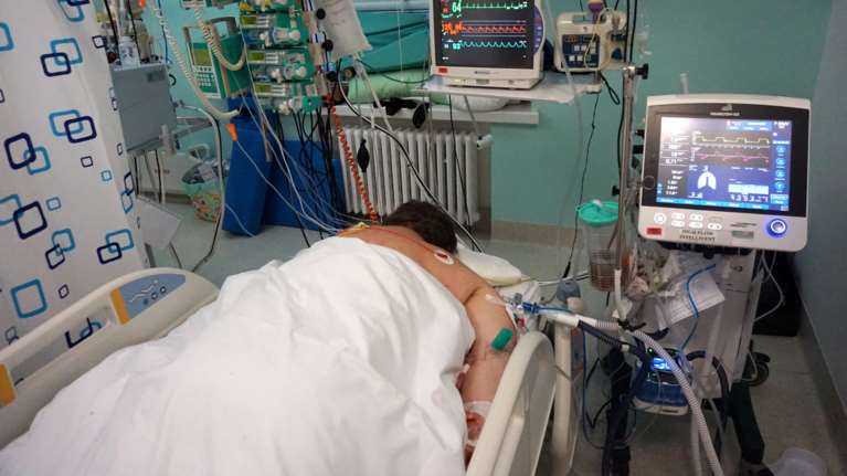 Κορονοϊός: Αυξήθηκαν στους 709 οι διασωληνωμένοι - 81 θάνατοι και 5.899 νέα κρούσματα