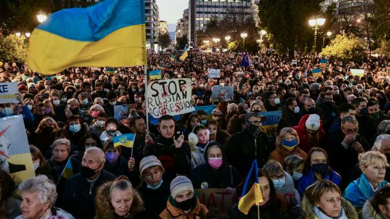&quot;Πλημμύρισε&quot; το Σύνταγμα: Χιλιάδες άνθρωποι στο αντιπολεμικό συλλαλητήριο για την Ουκρανία [εικόνες]