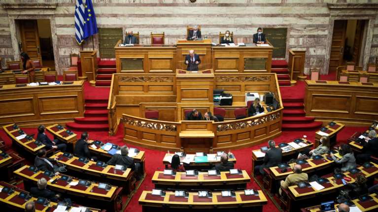 Βουλή: "Πέρασε" το νομοσχέδιο για τον ΕΦΚΑ - "Ναι" από ΝΔ και Μπογδάνο