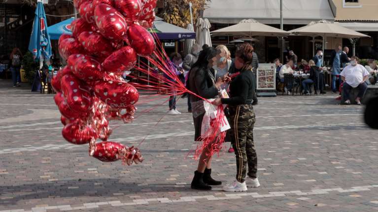 Κορονοϊός: Πάνω από 20.000 τα νέα κρούσματα σήμερα -  78 νέοι θάνατοι και 494 διασωληνωμένοι