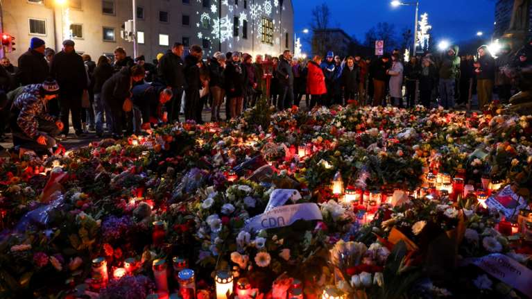 &quot;Γιατί;&quot;: Οργισμένοι οι Γερμανοί για το φιάσκο με τον μακελάρη - Η αστυνομία εκτιμούσε ότι δεν αποτελεί &quot;ιδιαίτερο κίνδυνο&quot;