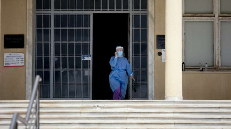 Κορονοϊός: 2.170 νέα κρούσματα σήμερα - Ανέβηκαν στους 43 οι θάνατοι, 384 διασωληνωμένοι