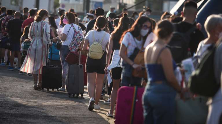 Μαζική έξοδος των Αθηναίων: Με αεροπλάνα, πλοία και Ι.Χ εγκαταλείπουν το &quot;κλεινόν άστυ&quot; - Σαρωτικοί έλεγχοι