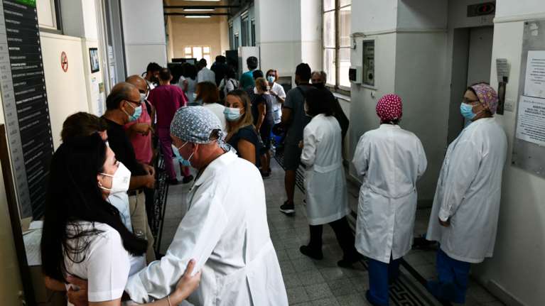 Άρχισε η επίδοση αναστολών σε χιλιάδες ανεμβολίαστους υγειονομικούς - Πολλοί εμβολιασμοί στο... και πέντε