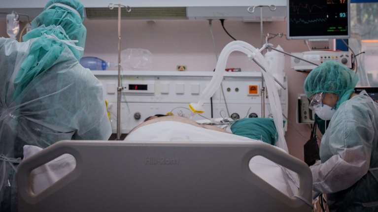 Διασωληνώθηκε 40χρονη ανεμβολίαστη έγκυος νοσηλεύτρια στο Νοσοκομείο Λάρισας - Οι γιατροί αποφασίζουν αν θα πάρουν το παιδί