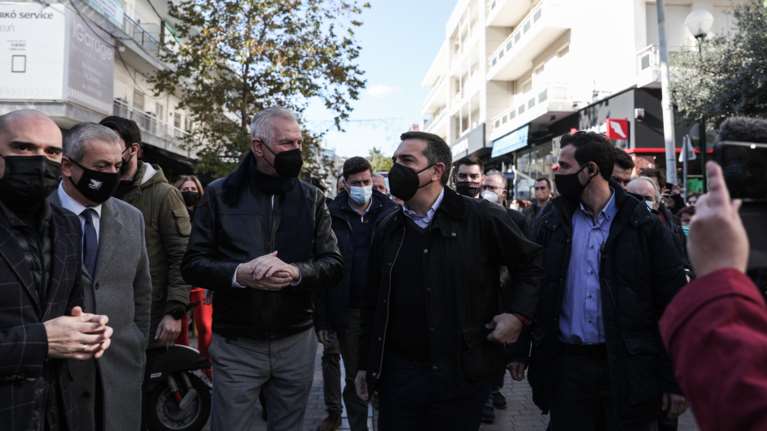 Τσίπρας από το Περιστέρι: Ο κ. Μητσοτάκης αντί για μέτρα στήριξης του εισοδήματος κάνει τον τροχονόμο στα καρτέλ