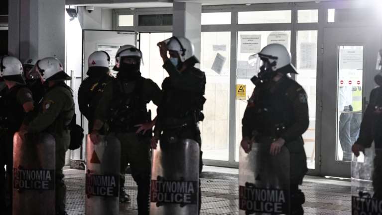 Πέραμα: Στην ανακρίτρια Πειραιά οι επτά αστυνομικοί  - Το υπόμνημα της οικογένειας