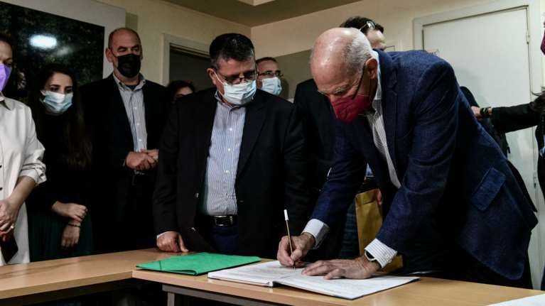 Στη Χαριλάου Τρικούπη ο Γιώργος Παπανδρέου: Κατέθεσε τις υπογραφές για την υποψηφιότητά του