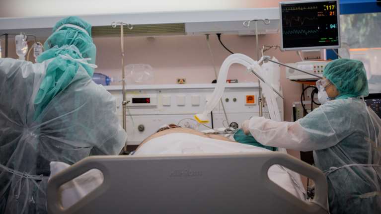 Κορονοϊός: Μια ανάσα από τους 100 οι νέοι θάνατοι - 709 διασωληνωμένοι και 3.841 κρούσματα