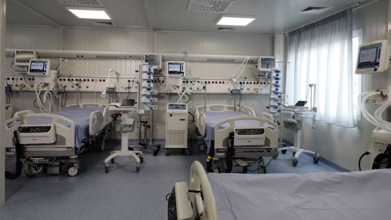 Θεσσαλονίκη: Σπεύδουν 5 εντατικολόγοι από την Αθήνα στο &quot;Παπανικολάου&quot; για να ανοίξουν κλίνες ΜΕΘ - &quot;Εκρηξη&quot; στα λύματα