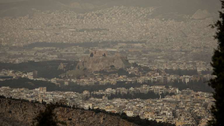 Καιρός: &quot;Κοκτέιλ&quot; βροχών και αφρικανικής σκόνης την Τετάρτη - Στους 20 βαθμούς ο υδράργυρος