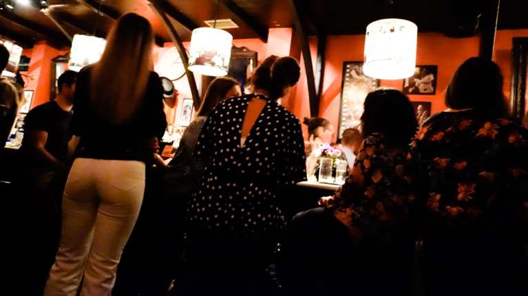 Σε ισχύ από το Σάββατο τα νέα μέτρα: Πέφτει στο 20% η τηλεργασία - Όρθιοι στην εστίαση και 50% χωρητικότητα στα γήπεδα