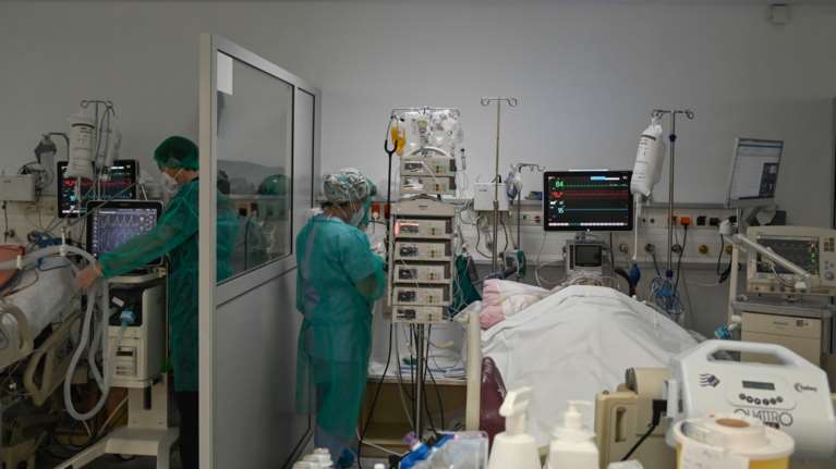 Κορονοϊός: 16.274 νέα κρούσματα σήμερα και 70 θάνατοι  - Στους 413 οι διασωληνωμένοι