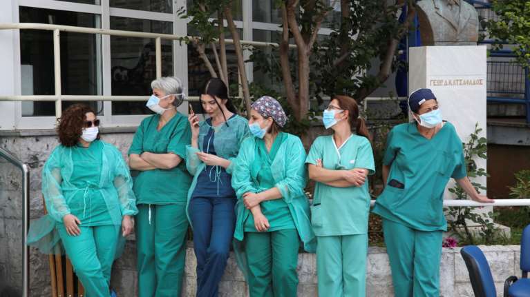 Bonus για τους υγειονομικούς, έκτακτο βοήθημα σε χαμηλοσυνταξιούχους και ΑΜΕΑ- Πότε θα δοθούν, ποιοι τα δικαιούνται