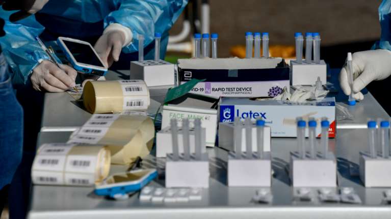 Κορονοϊός: 27.766 νέα κρούσματα σήμερα - Αυξήθηκαν στους 85 οι θάνατοι και στους 654 οι διασωληνωμένοι