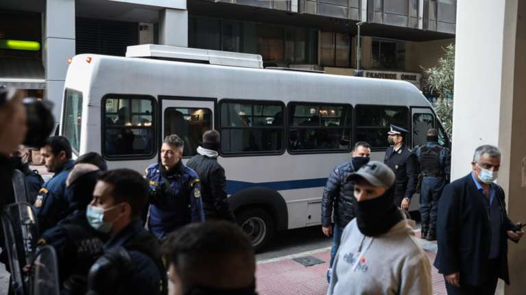 Πόρισμα &quot;φωτιά&quot; για Πέραμα: Οι 3 από τους 7 αστυνομικούς είχαν μόνο 25 ημέρες εκπαίδευσης - Εριξαν 32 σφαίρες