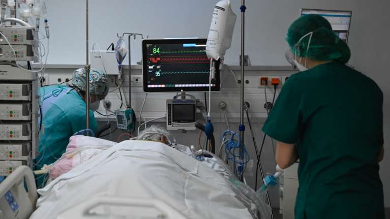 Κορονοϊός: Ανέβηκαν στους 70 οι θάνατοι και στους 364 οι διασωληνωμένοι - Αυξήθηκαν και τα κρούσματα στα 22.694