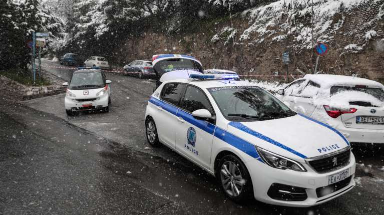 Μεγάλη επιχείρηση στο Ηράκλειο Κρήτης: Εγκλωβίστηκαν στα χιόνια με πέντε ανήλικα παιδιά