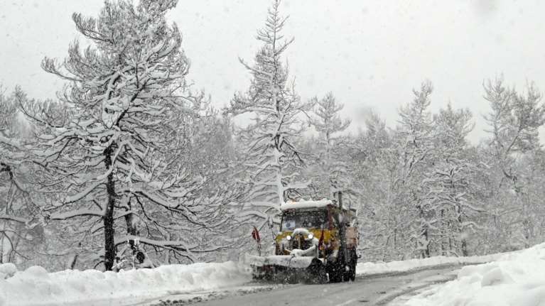 Κακοκαιρία &quot;Φίλιππος&quot;: Πυκνό χιόνι στα βόρεια προάστια της Αθήνας - Πώς θα εξελιχθούν τα φαινόμενα τις επόμενες ώρες