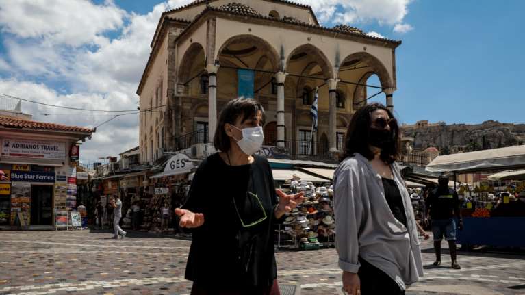 Ανατροπή: Μέσα Ιουλίου βγάζουμε τις μάσκες σε εξωτερικούς χώρους - Πότε θα υπάρξει ισχυρή σύσταση για χρήση