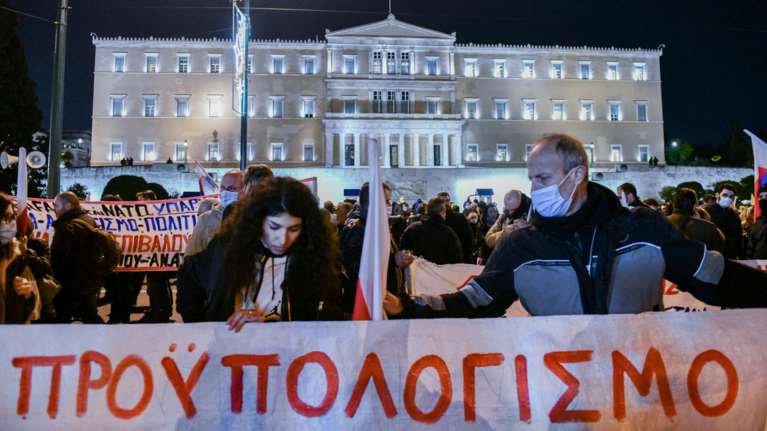 Συλλαλητήριο στο Σύνταγμα κατά του προϋπολογισμού - Οι πρώτες εικόνες