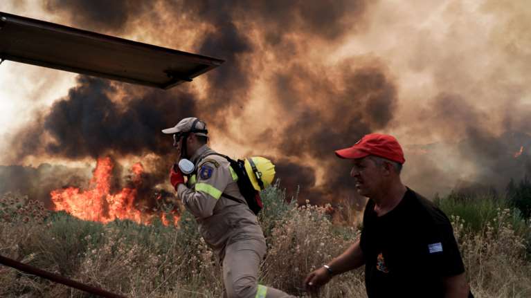 ΠΝΠ: Εφάπαξ 6.000 ευρώ σε όσους τραυματίστηκαν στις φωτιές – Τι προβλέπεται για τις θέσεις εργασίας