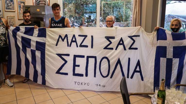 Γιάννης Αντετοκούνμπο: Εκεί που ξεκίνησαν όλα - Ξενύχτι και ξέφρενο πανηγύρι στα Σεπόλια για το δικό τους παιδί [Βίντεο]