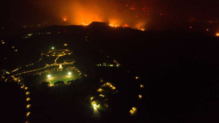 Φωτιά στην Αρχαία Ολυμπία: Σώθηκε ο αρχαιολογικός χώρος - Δεκάδες καμμένα σπίτια - Προς Λατζόι, Λάλα και Μιράκα η πυρκαγιά