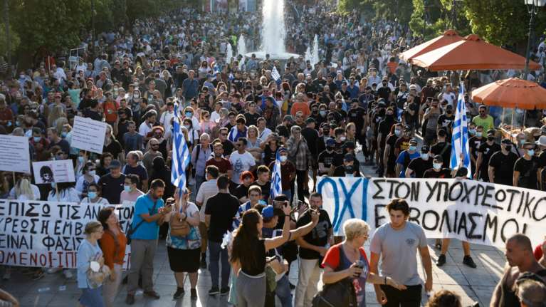 Κορονοϊός: Απίστευτες ιστορίες &quot;ψεκασμένων&quot; - Αρνούνται μετάγγιση αίματος από εμβολιασμένους και τρέμουν τα rapid test