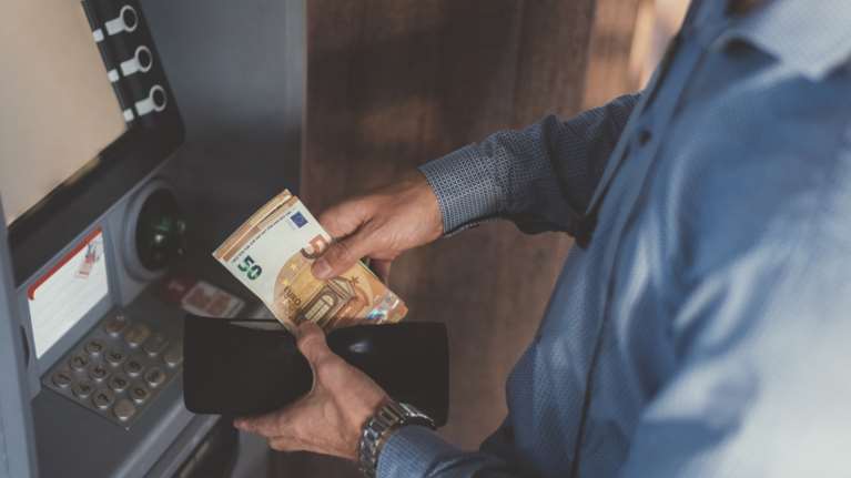 Τα ιδιωτικά ΑΤΜ στο μικροσκόπιο του ΥΠΟΙΚ: Οι χρεώσεις από 1,5 ως 5 ευρώ για ανάληψη - Τα μέτρα της κυβέρνησης