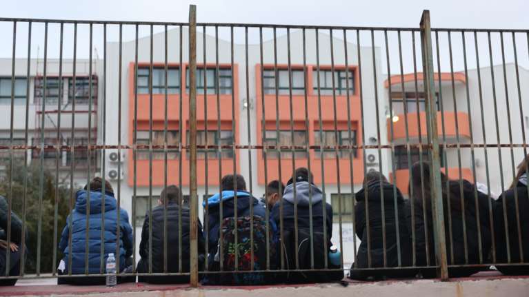 Μαγνησία: Μαθητής κάρφωσε στιλό στο πόδι συμμαθήτριάς του - Πειθαρχική δίωξη στον διευθυντή του γυμνασίου