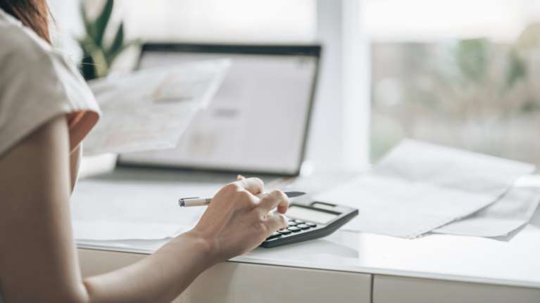 Το σχέδιο για τις μειώσεις φόρων: Νέα φορολογική κλίμακα, μείωση τεκμηρίων διαβίωσης και ΦΠΑ