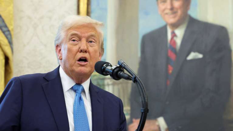 &quot;Παζάρια&quot; από τον Τραμπ: Εξετάζει μείωση των δασμών λίγο πριν το εμπορικό μπρα-ντε-φερ με την Κίνα, γράφει η WSJ