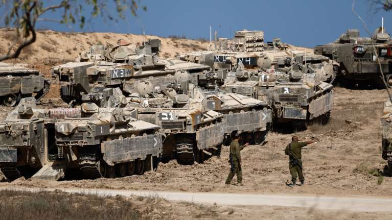 Γάζα: Με δύο μεραρχίες, τεθωρακισμένα και ελικόπτερα Απάτσι προελαύνει το Ισραήλ - Φεύγουν χιλιάδες Παλαιστίνιοι