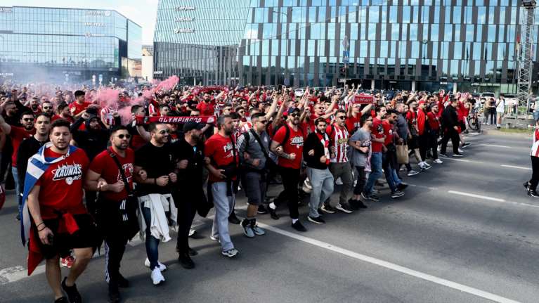 Final 4 - Euroleague: Ερυθρόλευκη τρέλα στο Κάουνας - Κατέκλυσαν τους δρόμους 8.000 φίλοι του Ολυμπιακού [βίντεο]