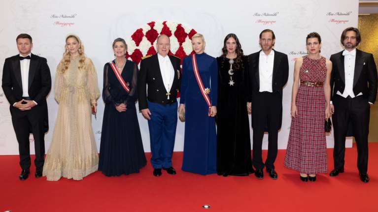 Πασαρέλα των royals στο Μονακό: Το navy blue της Σαρλίν, τα chanel και η χρυσή Μπορομέο που ντύθηκε αληθινή πριγκίπισσα