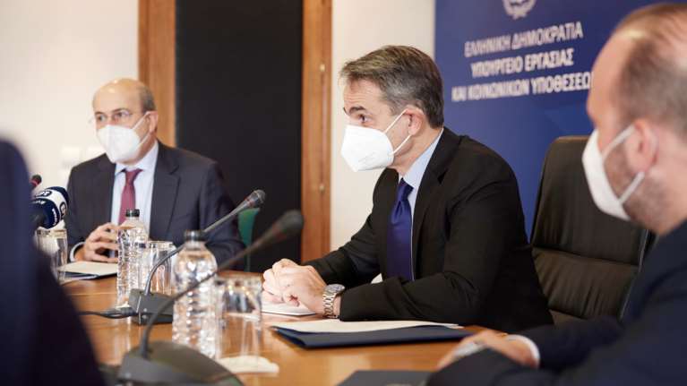 Επίσκεψη Μητσοτάκη στον ΟΑΕΔ: Επιπλέον 86.000 νέες θέσεις εργασίας το 2022 -  &quot;Εδώ κόλλησα το πρώτο μου ένσημο&quot;