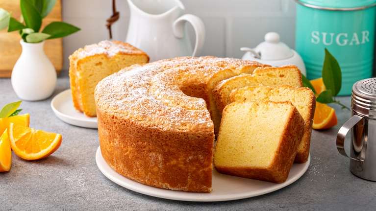 Συνταγή του πεντάλεπτου: Το πιο εύκολο κέικ χωρίς μίξερ, με υλικά που όλοι έχουμε στο σπίτι