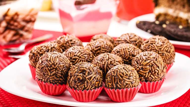 Οι πιο λαχταριστές μπουκιές σοκολάτας - Εύκολα τρουφάκια με μόνο τρία υλικά