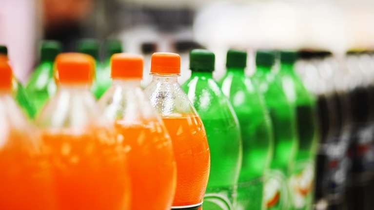 Προσοχή με την καθημερινή κατανάλωση αναψυκτικών, ακόμη και light: Γιατί αυξάνει τους κινδύνους για καρδιακά και εγκεφαλικά