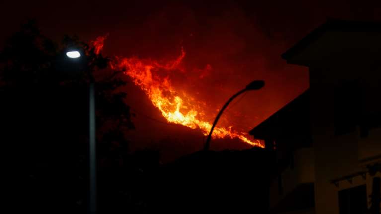 Στις φλόγες η Ιταλία: Δύο νεκροί από τις πυρκαγιές - Εκκενώνεται νοσοκομείο, απειλήθηκε δωρικός ναός