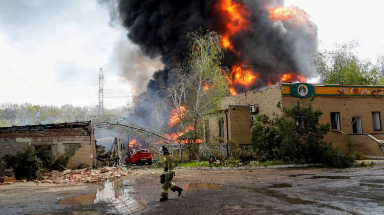 Ουκρανία: Πέντε άμαχοι νεκροί στο Λουγκάνσκ - Νεκρός και Ουκρανός δημοσιογράφος που είχε καταταγεί