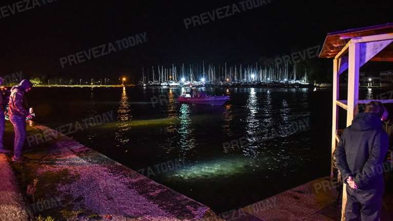 Πρέβεζα: Νεκρή 30χρονη που έπεσε στη θάλασσα με αυτοκίνητο - Βγήκαν σώες άλλες δύο γυναίκες [εικόνες]