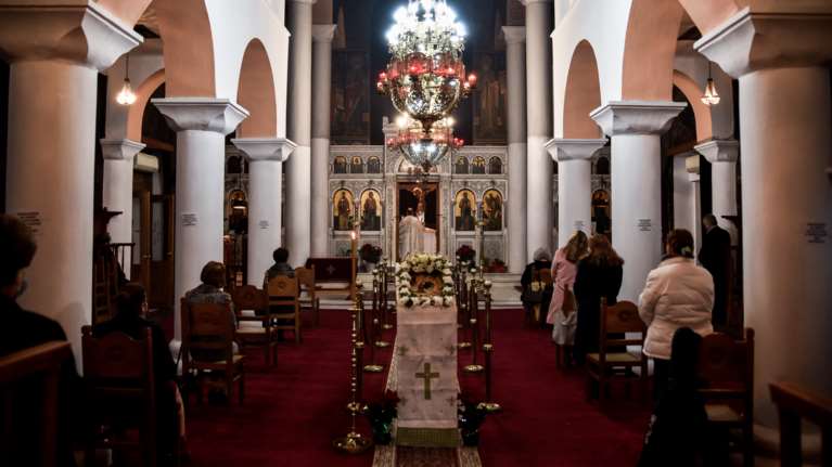 Θεσσαλονίκη: &quot;Λυπητερή&quot; 300 ευρώ σε τρεις πιστούς - Ήταν στην εκκλησία χωρίς μάσκα