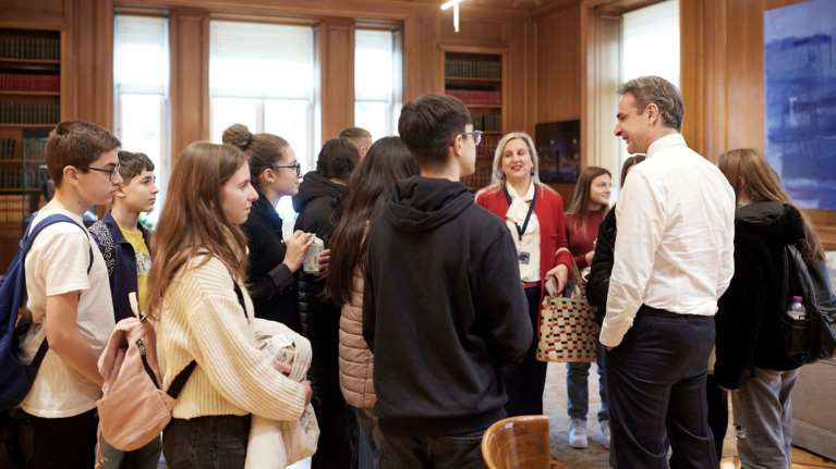 Τηλεδιάσκεψη Μητσοτάκη με μαθητές του Βόλου: Αξιοποιήστε τον ελεύθερο χρόνο σας παραγωγικά, μην είστε "κολλημένοι" σε μια οθόνη
