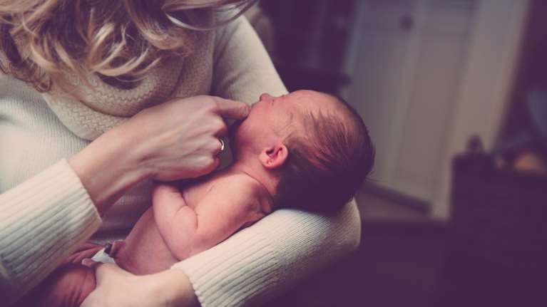 Βόλος: 34χρονη γέννησε στον δρόμο, μπροστά στα μάτια του ταξιτζή που είχε καλέσει