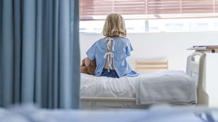 RSV: Γιατί χαρακτηρίζεται ιός δολοφόνος - Ποιοι κινδυνεύουν περισσότερο και ποια είναι τα συμπτώματα που προκαλεί