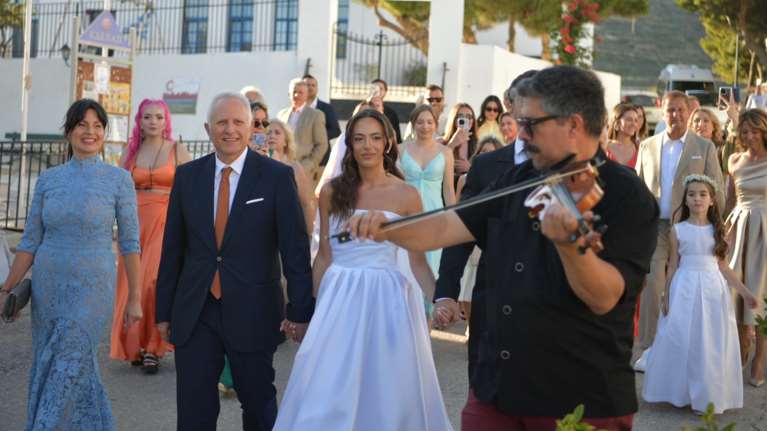 Λαμπερός γάμος στη Πάρο: Πάντρεψε την κόρη του ο Γιάννης Ραγκούσης - Στο πλευρό του η Μαρίνα Κοντοτόλη [εικόνες]