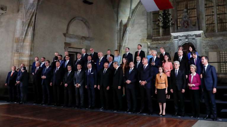 Πράγα: Η ιστορία μιας &quot;οικογενειακής&quot; φωτογραφίας - Οι συμβολικές θέσεις των ηγετών και το μήνυμα στον Πούτιν